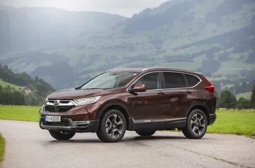 Vista lateral del Honda CR-V destacando su línea y diseño aerodinámico.