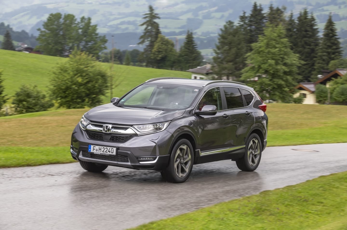 Vista dinámica lateral del Honda CR-V en movimiento.