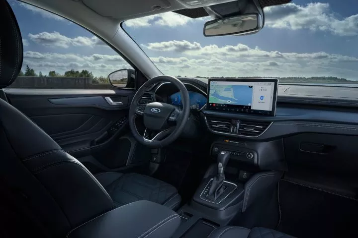 Cockpit del Ford Focus con volante y pantalla táctil visibles