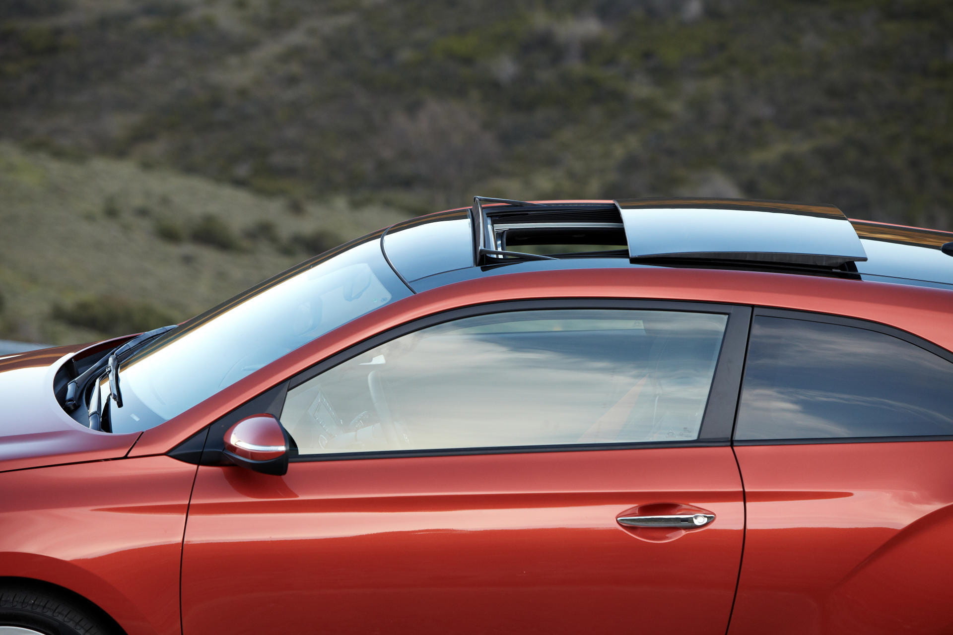 Vista lateral con enfoque en el techo del Hyundai i20.