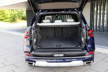 Amplio espacio de carga BMW X5, perfectamente acondicionado.