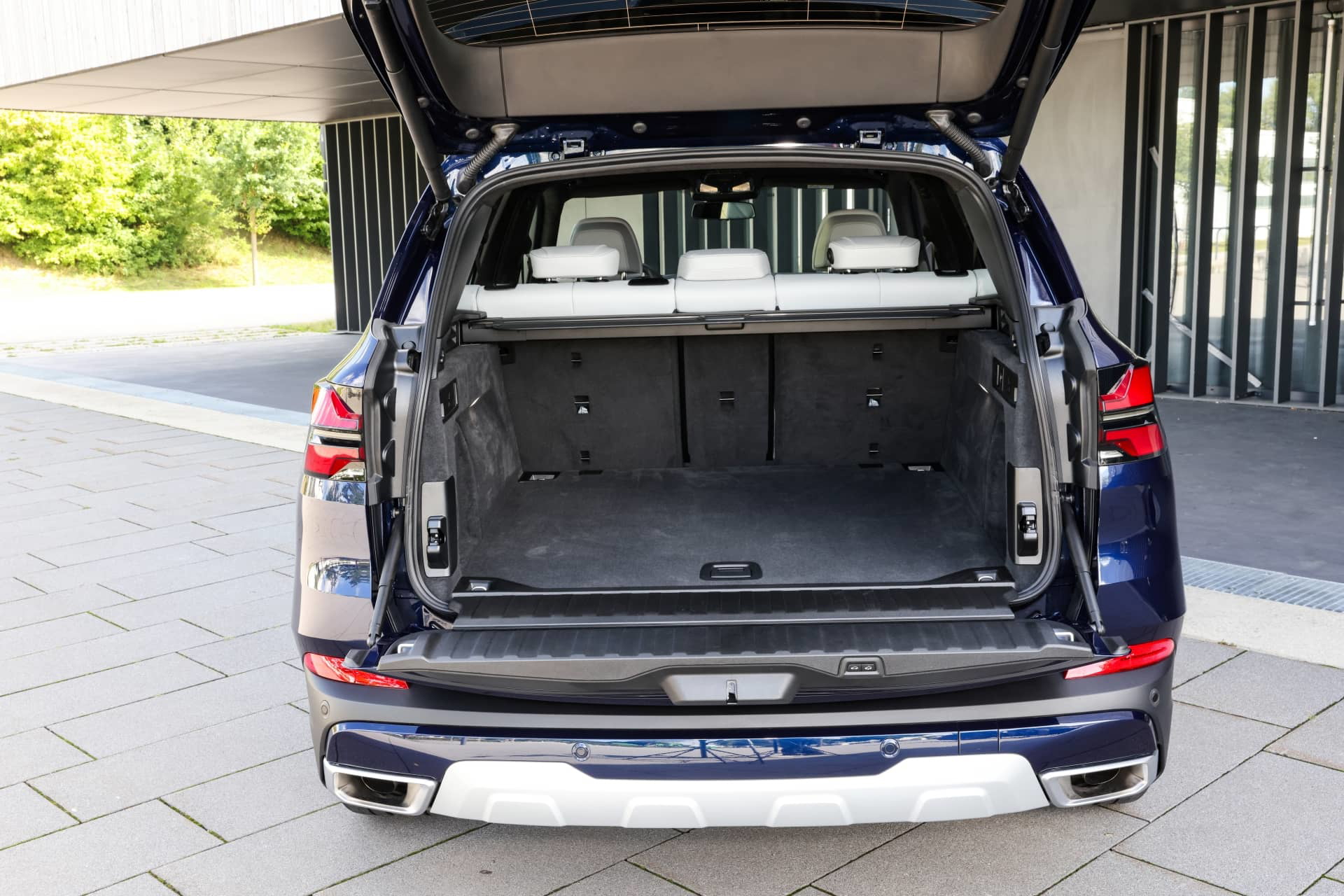 Amplio espacio de carga BMW X5, perfectamente acondicionado.