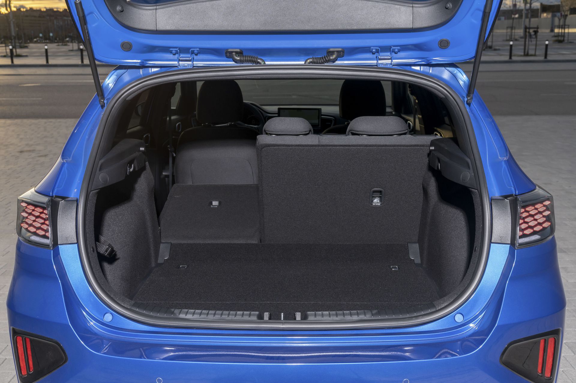 Amplio maletero del Kia Ceed, característico por su funcionalidad y espacio.