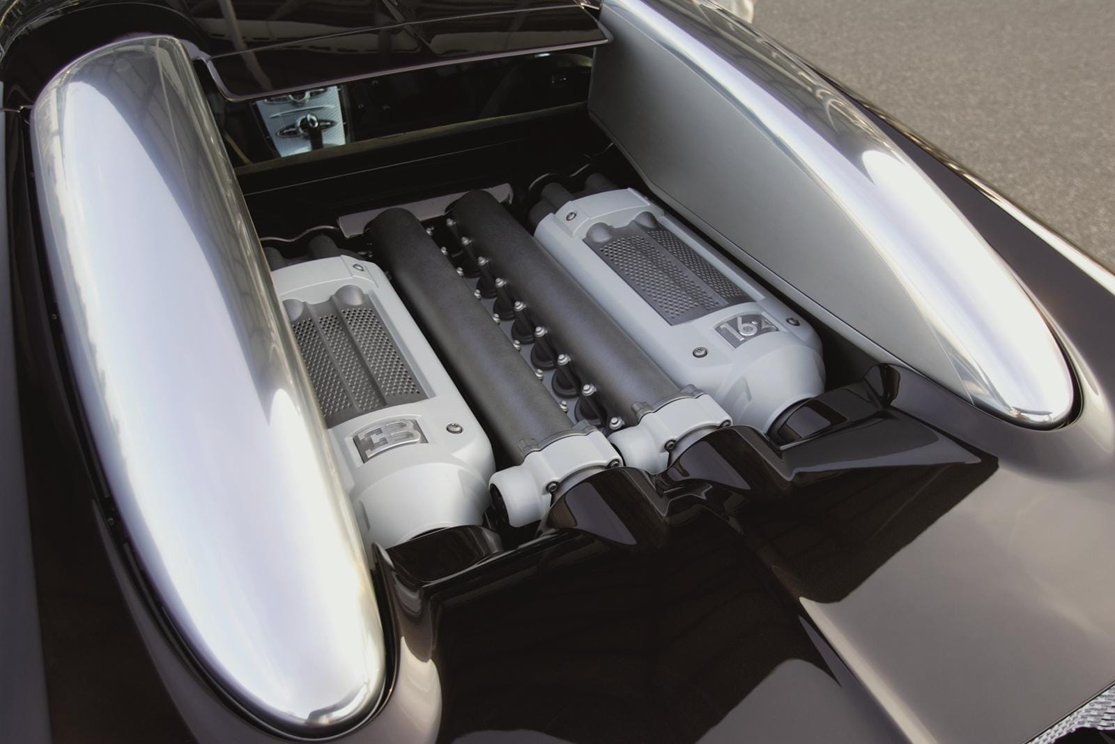 Vista parcial del motor del Bugatti Veyron, destacando su diseño y tecnología.