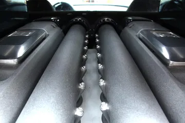 Vista exclusiva del corazón del Veyron, destacando su robustez y diseño.