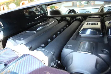 Vista del imponente motor W16 del Bugatti Veyron.