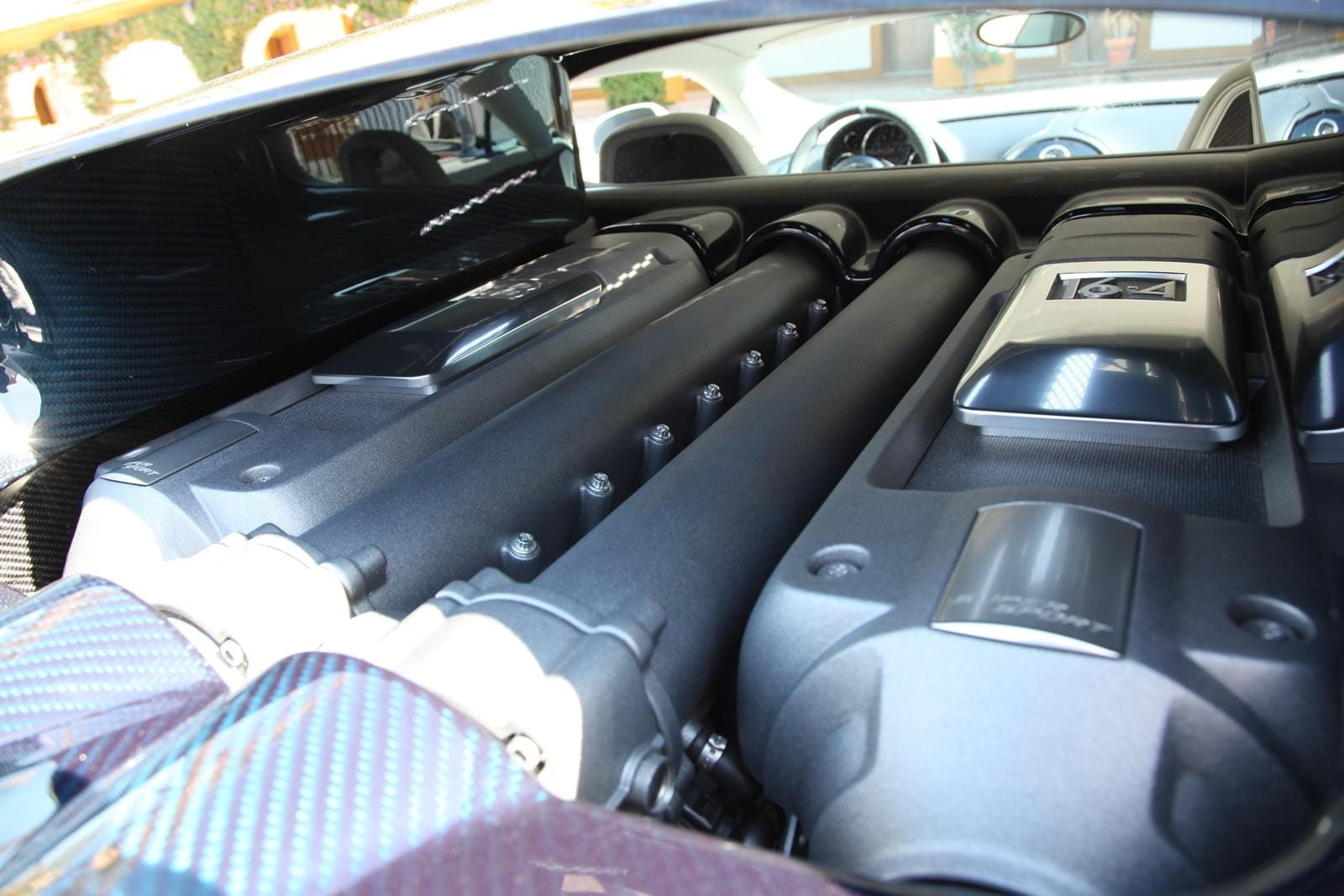 Vista del imponente motor W16 del Bugatti Veyron.