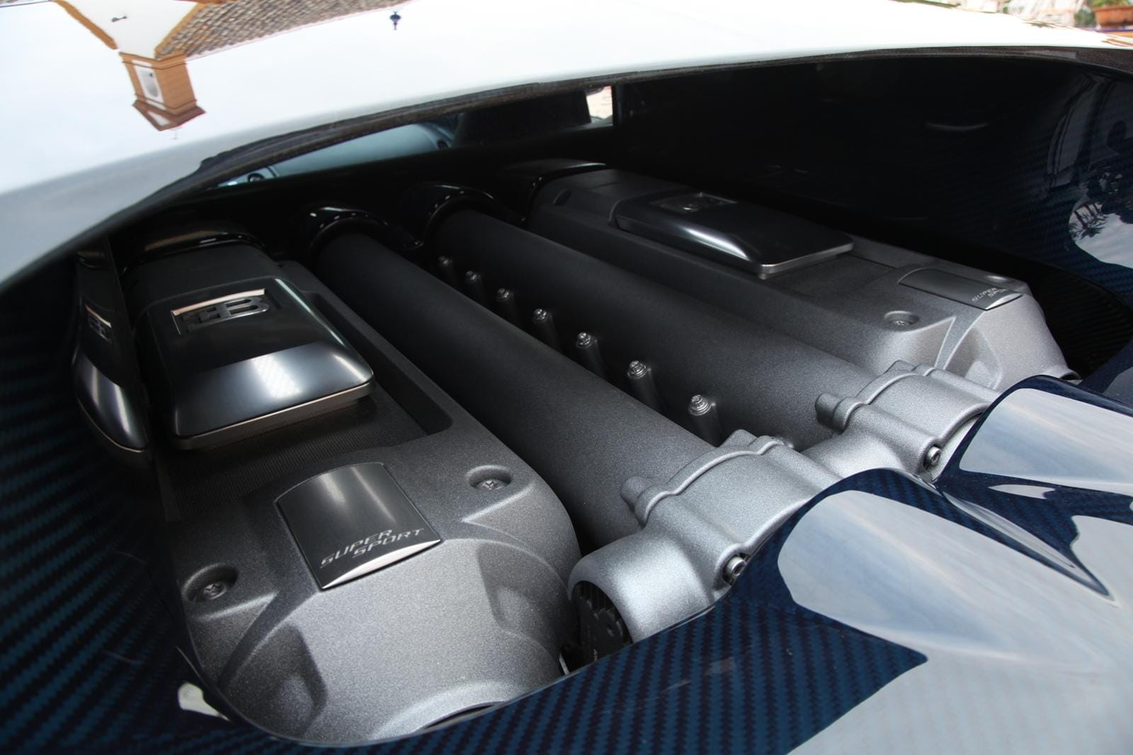 Motor W16 quad-turbo del legendario Bugatti Veyron, pura ingeniería.
