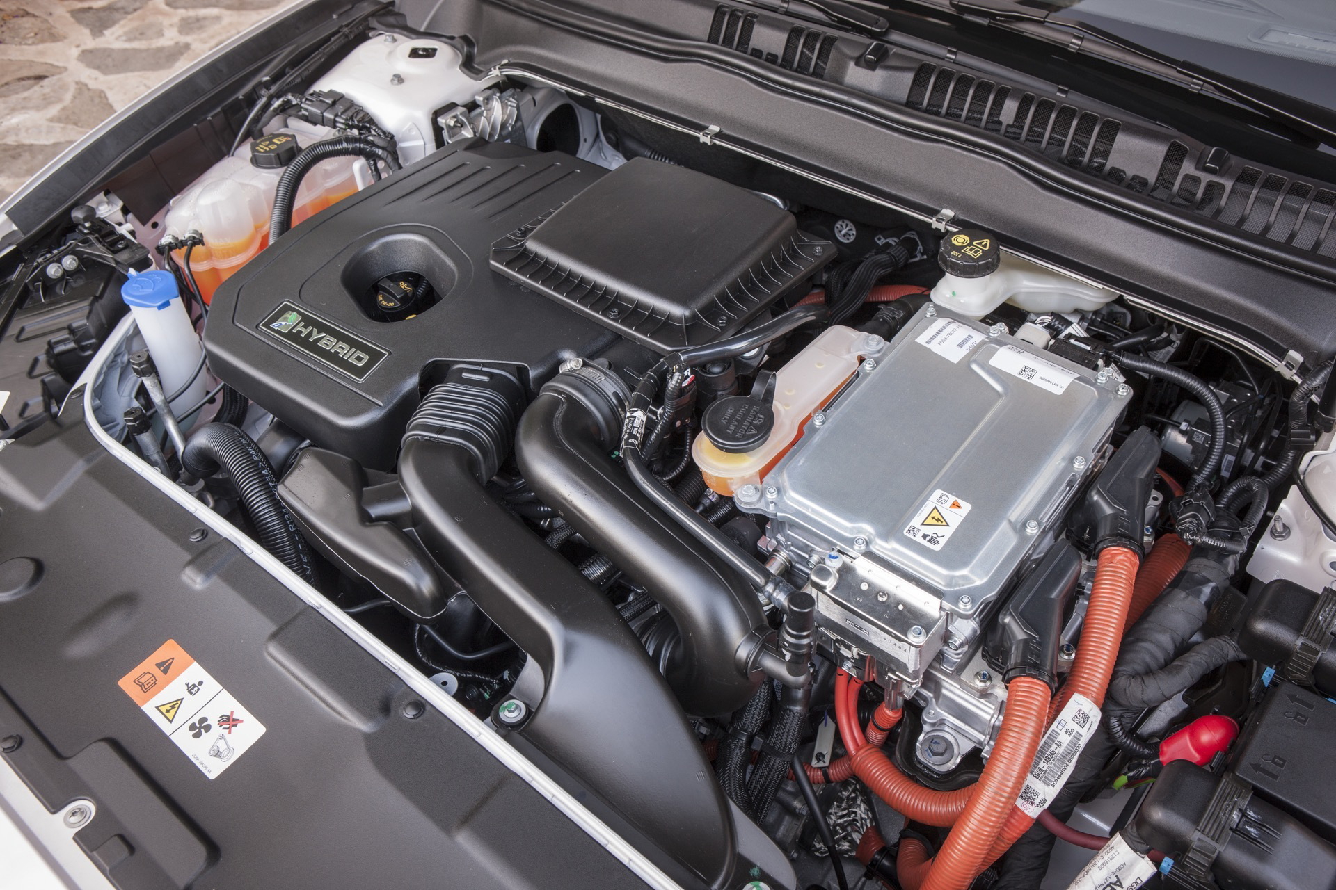 Vista detallada del motor híbrido del Ford Mondeo con componentes etiquetados