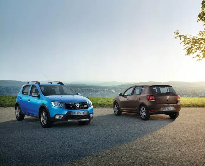 Dos modelos del Dacia Sandero apreciándose la vista frontal y lateral.