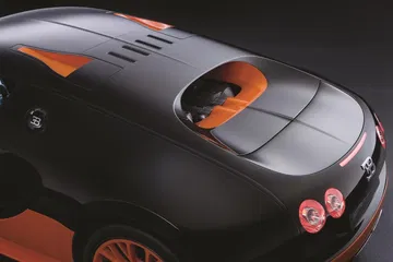 Vista aérea enfocando la trasera y el techo del Bugatti Veyron.