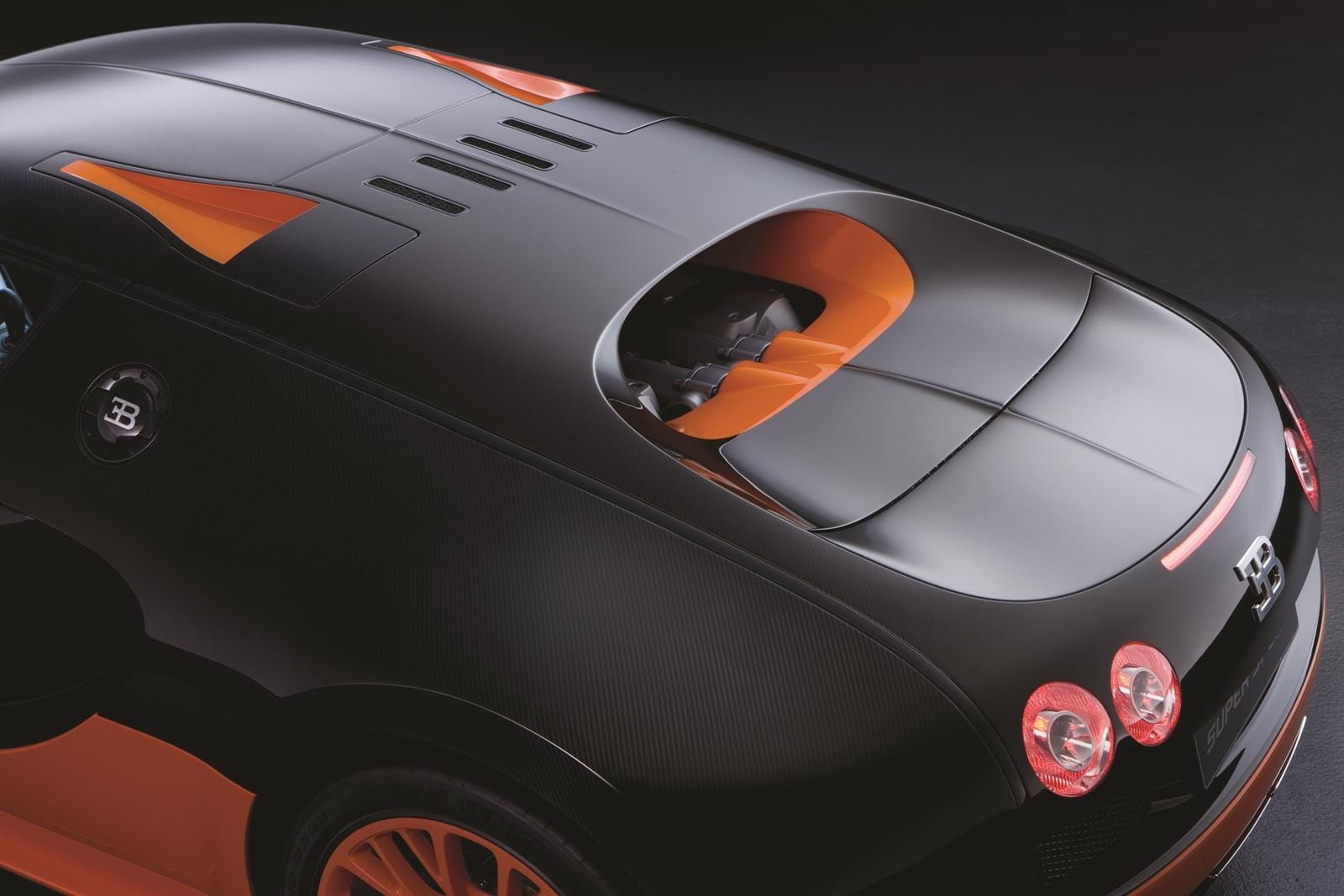 Vista aérea enfocando la trasera y el techo del Bugatti Veyron.