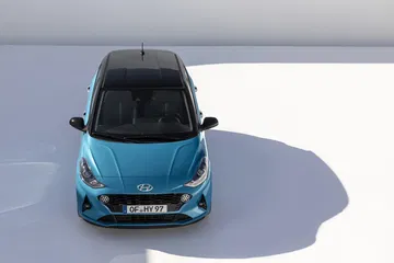 Vista superior enfocando frontal y techo del Hyundai i10, mostrando líneas y diseño.