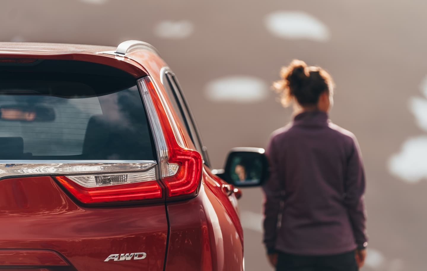 Vista trasera en ángulo del Honda CR-V que muestra su diseño y luces.