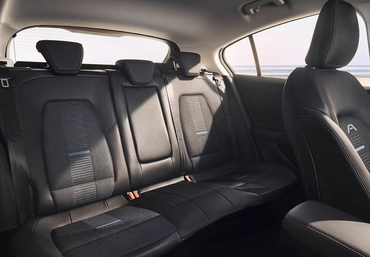 Vista interior trasera del Ford Focus con asientos en cuero negro.