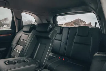 Vista de los asientos traseros de un Honda CR-V, destacando su amplitud y confort.