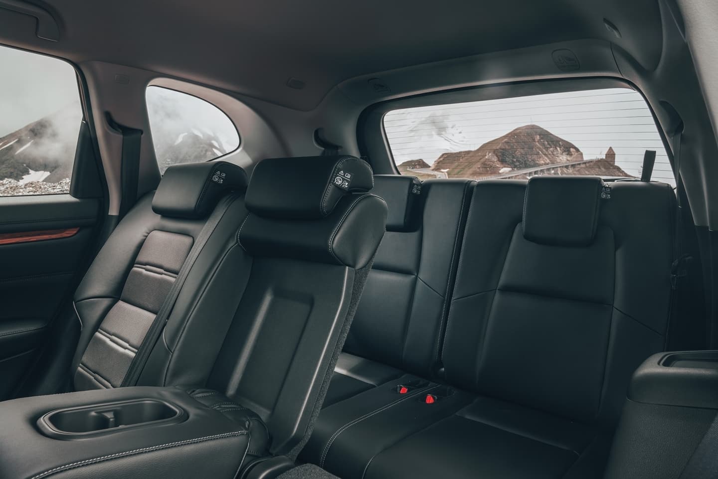 Vista de los asientos traseros de un Honda CR-V, destacando su amplitud y confort.