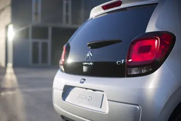 Vista trasera realzando las ópticas y diseño del Citroën C1.