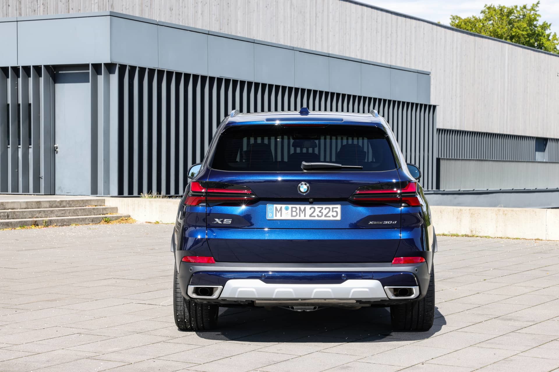 Vista trasera completa del BMW X5, mostrando líneas y diseño de luces.