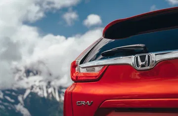 Detalle de la parte trasera del Honda CR-V con enfoque en el logo y las luces.