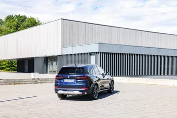 Vista trasera y lateral destacando el diseño y luces del BMW X5.