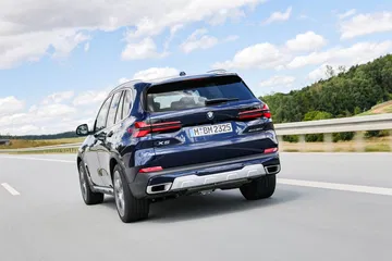 Trasera y lateral del BMW X5 mostrando su diseño dinámico.