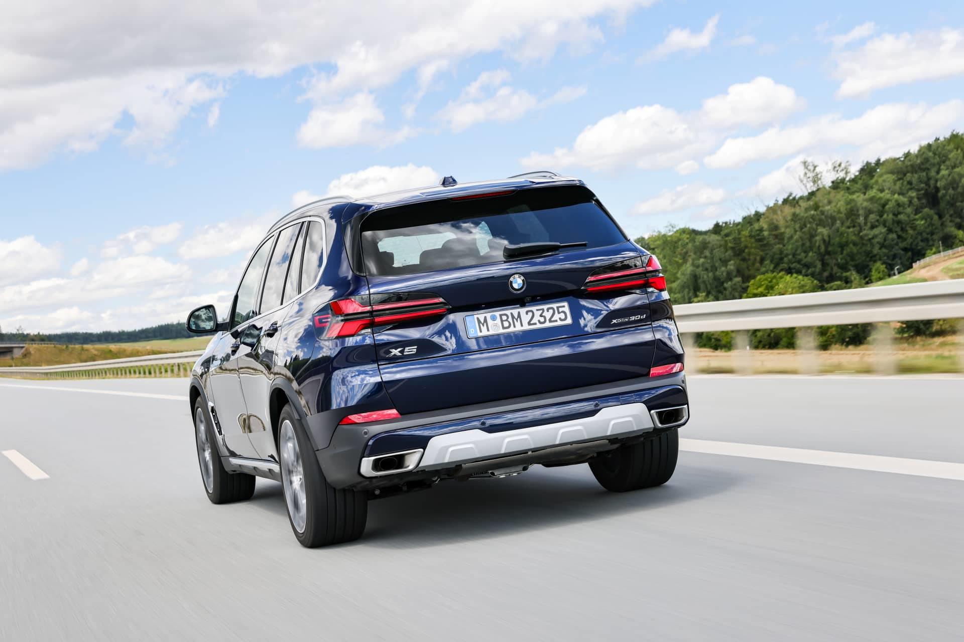 Trasera y lateral del BMW X5 mostrando su diseño dinámico.