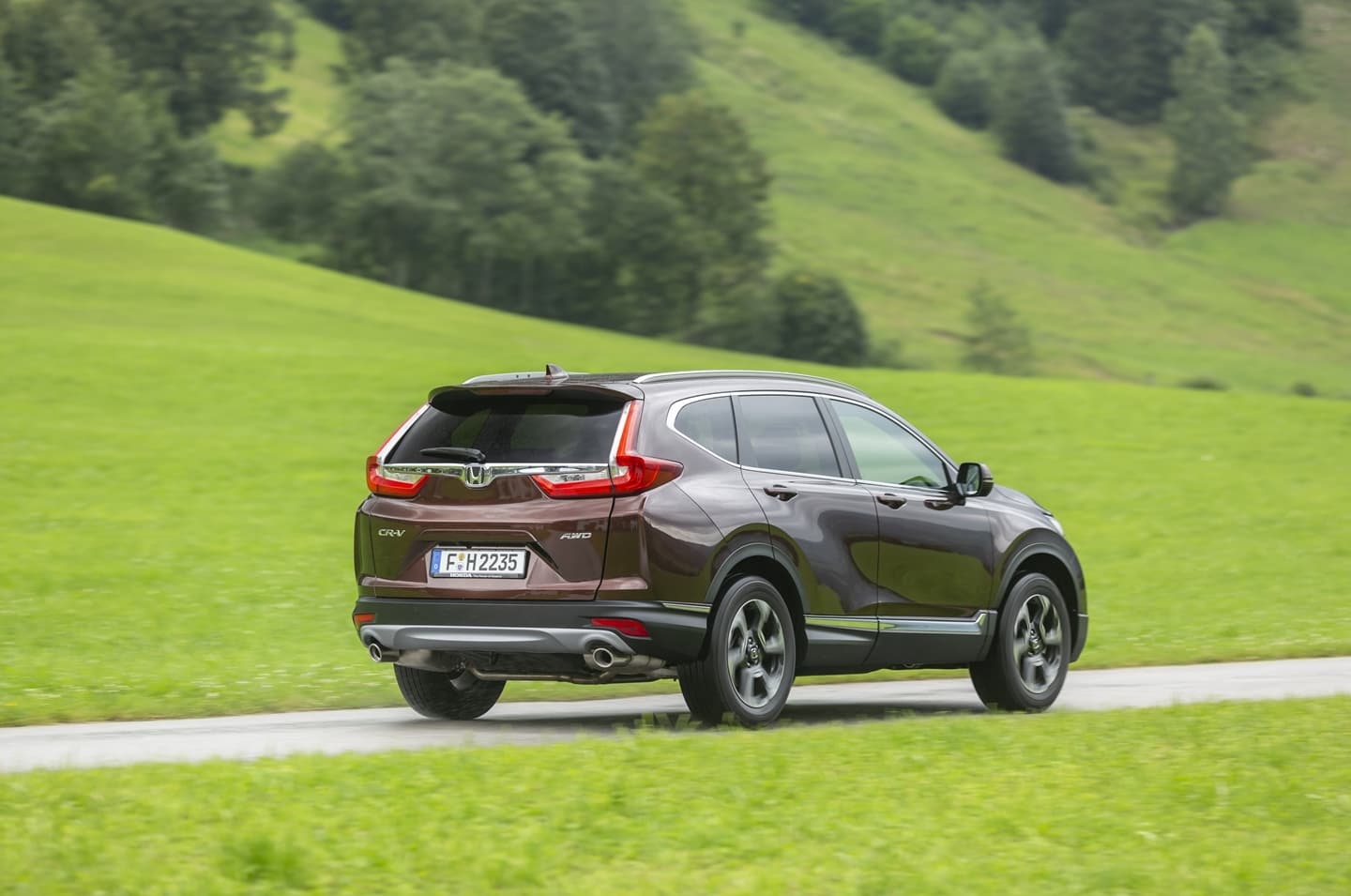 Perfil trasero del Honda CR-V destacando su diseño y líneas.
