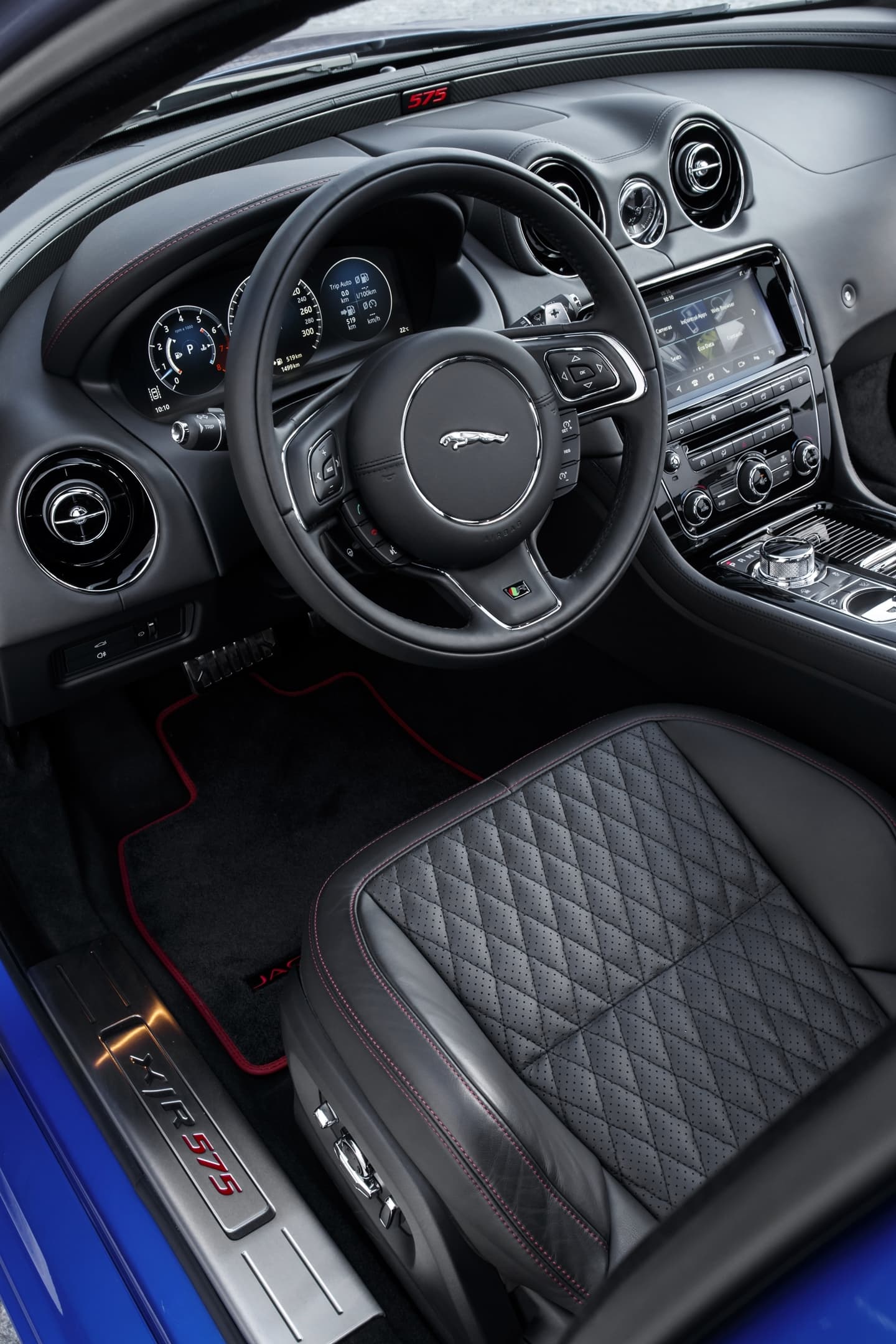 Volante y detalles de acabado en el interior de un Jaguar XJ, con costuras destacadas.