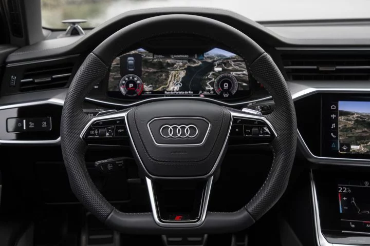 Vista del volante e instrumentación iluminada de un Audi A6.