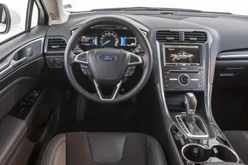 Vista del volante y consola central del Ford Mondeo, enfatizando ergonomía y diseño.
