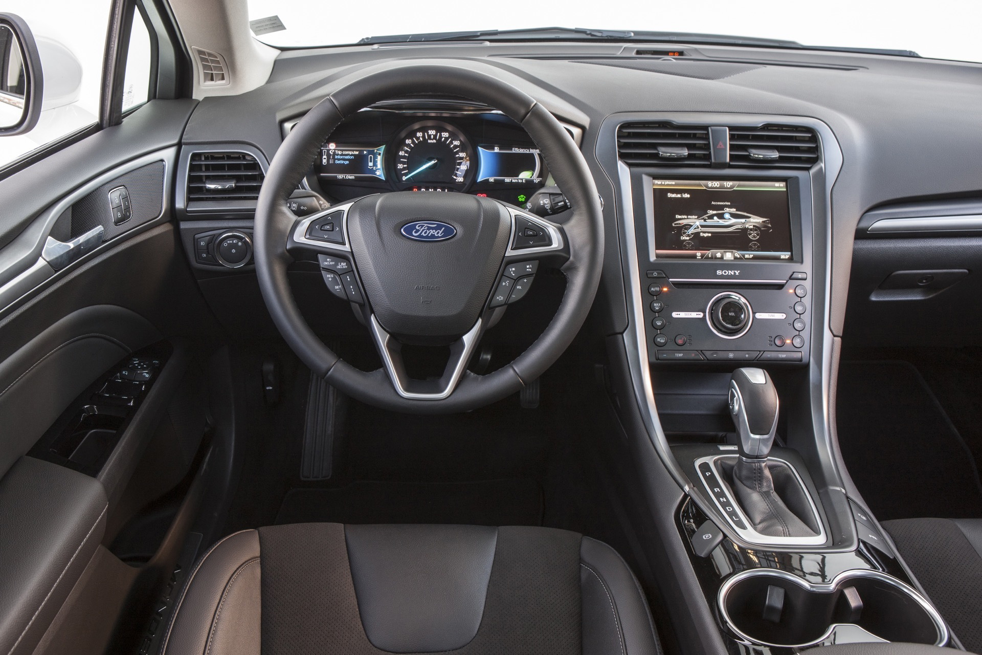 Vista del volante y consola central del Ford Mondeo, enfatizando ergonomía y diseño.