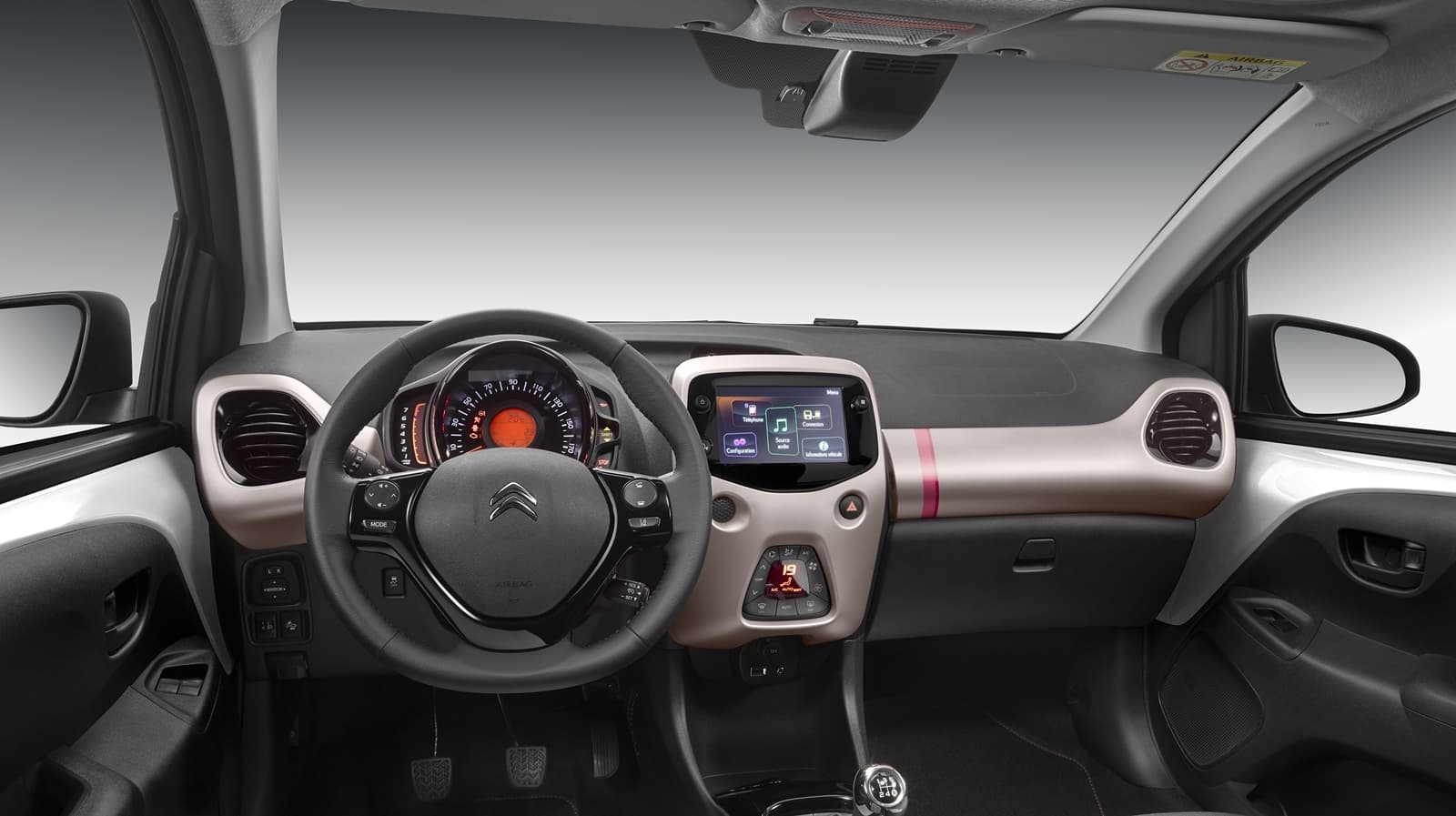 Vista del puesto de conducción del Citroën C1 con volante y panel de instrumentos.