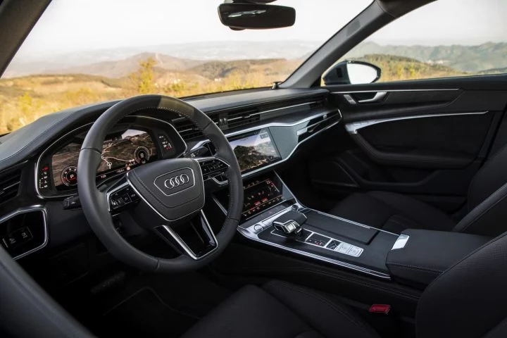 Vista del habitáculo destacando volante y consola central del Audi A6.