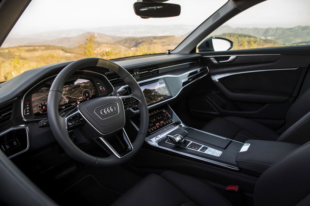 Vista del habitáculo destacando volante y consola central del Audi A6.