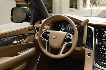 Volante y salpicadero de cuero con detalles en madera del Cadillac Escalade.