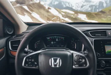 Vista cercana del volante y panel de instrumentos del Honda CR-V.