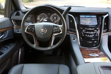 Volante y panel de instrumentos del Cadillac Escalade, visión del conductor.