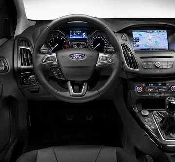 Vista del volante e instrumentación con detalles de acabado y ergonomía.