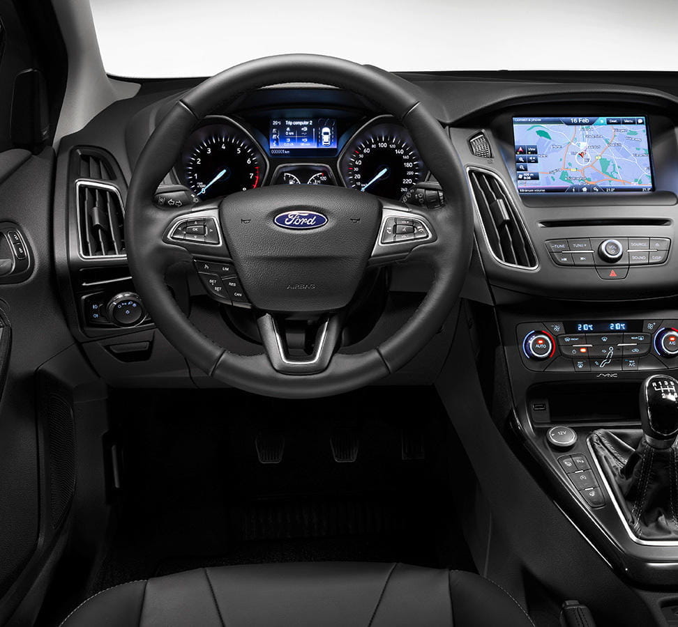 Vista del volante e instrumentación con detalles de acabado y ergonomía.