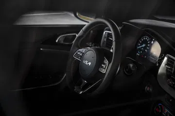 Vista del volante e instrumentación del Kia Ceed, destacando su ergonomía y diseño.