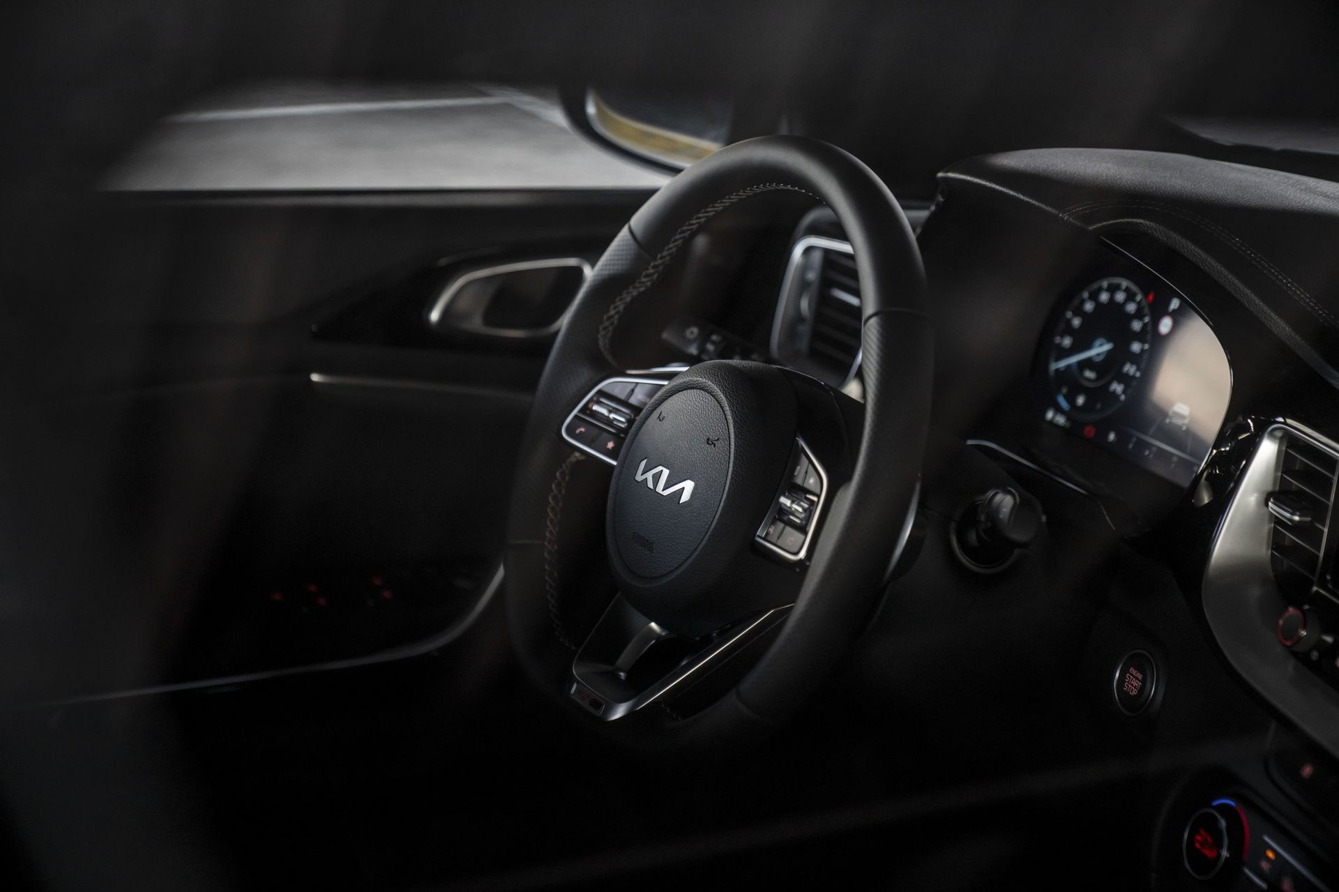 Vista del volante e instrumentación del Kia Ceed, destacando su ergonomía y diseño.