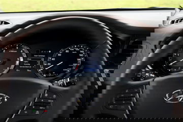 Vista del volante y cuadro de instrumentos analógico-digital del Hyundai i20.