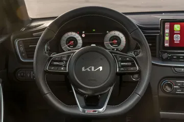 Vista del volante y cuadro de instrumentos del Kia Ceed, destacando su ergonomía y diseño.