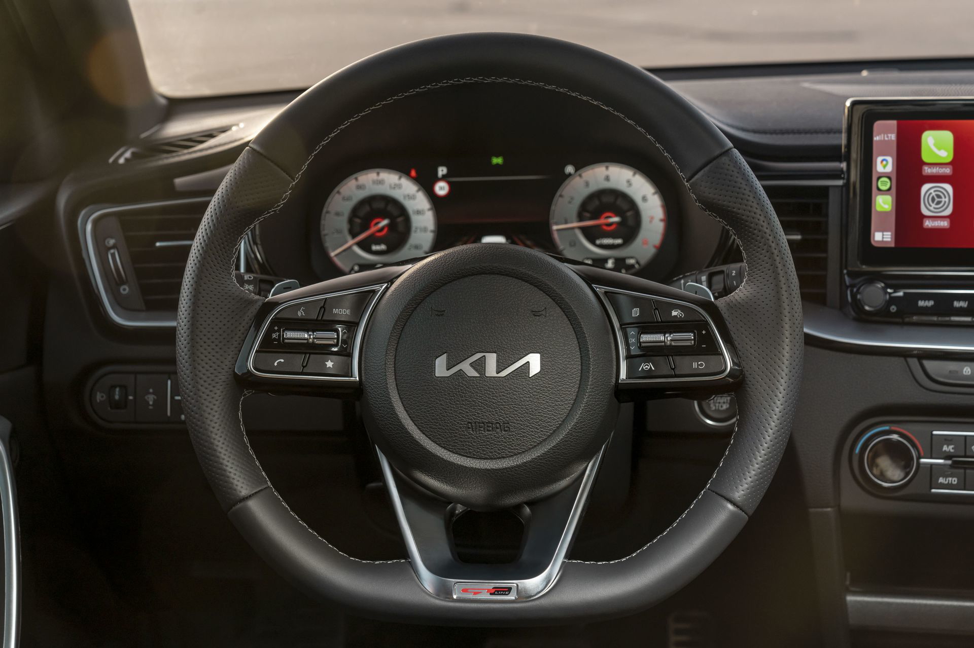 Vista del volante y cuadro de instrumentos del Kia Ceed, destacando su ergonomía y diseño.