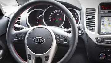 Vista de la instrumentación y volante del Kia Venga, con detalles y acabados bien definidos.