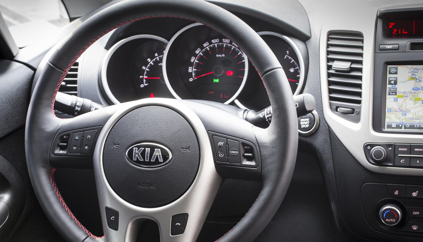Vista de la instrumentación y volante del Kia Venga, con detalles y acabados bien definidos.