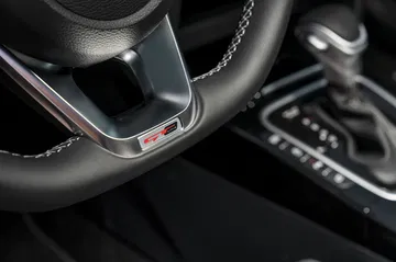 Detalle del volante en acabado GT Line con costuras en contraste.