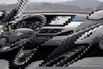 Vista del volante multifunción y panel de instrumentos del Hyundai i10.