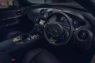 Vista del volante y sistema de infotainment del Jaguar XJ.